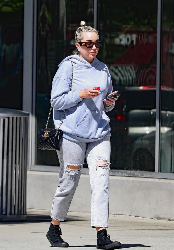 Amanda Bynes Running Errands Around Sunny Los Angeles 04/03/2024