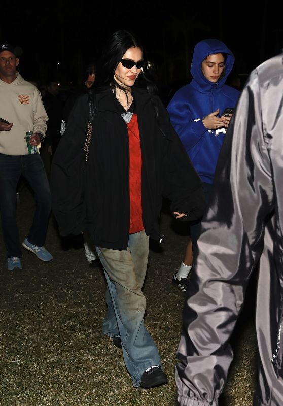 Amelia Hamlin in Jeans and an Oversized Jacket at Coachella Valley Music and Arts Festival in Indio 04-13-2024
