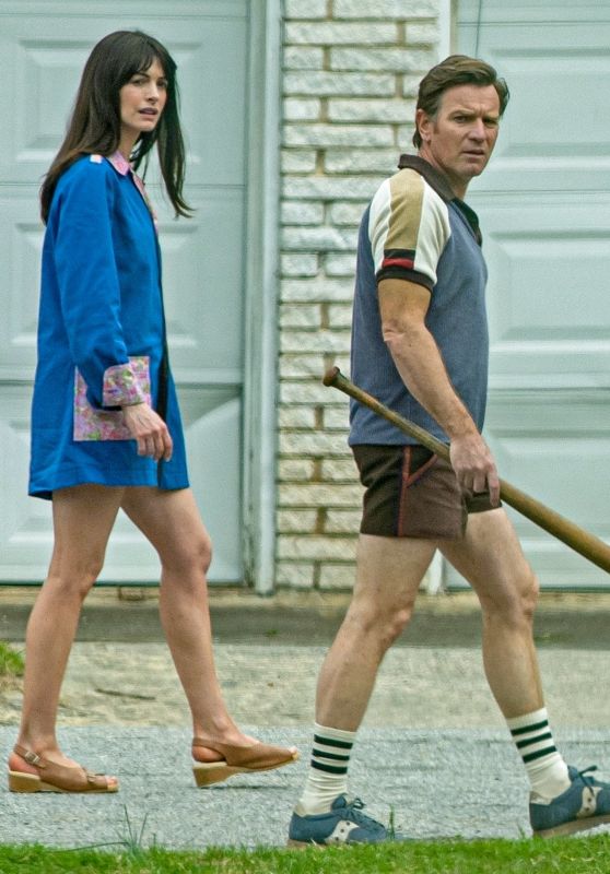 Anne Hathaway at "Flowervale Street" Filming Set in Atlanta 04/04/2024
