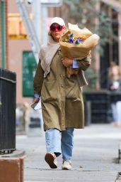 Busy Philipps Shops for Flowers in New York 04-13-2024