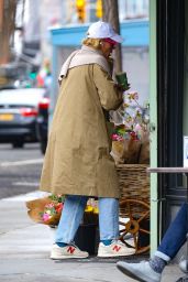 Busy Philipps Shops for Flowers in New York 04-13-2024