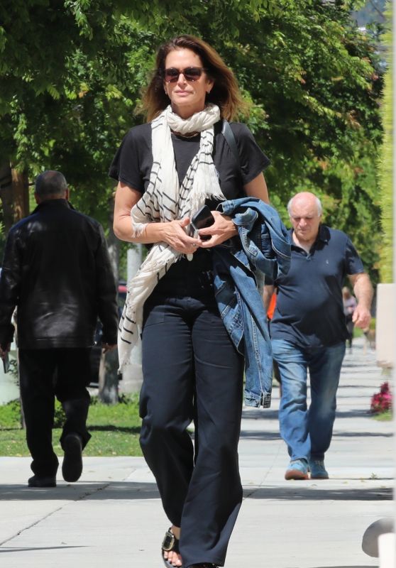 Cindy Crawford Arriving at a Hair Salon in Beverly Hills 04/01/2024