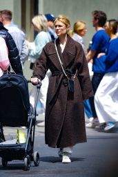 Claire Danes Shops at Street Stands in New York