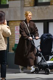 Claire Danes Shops at Street Stands in New York