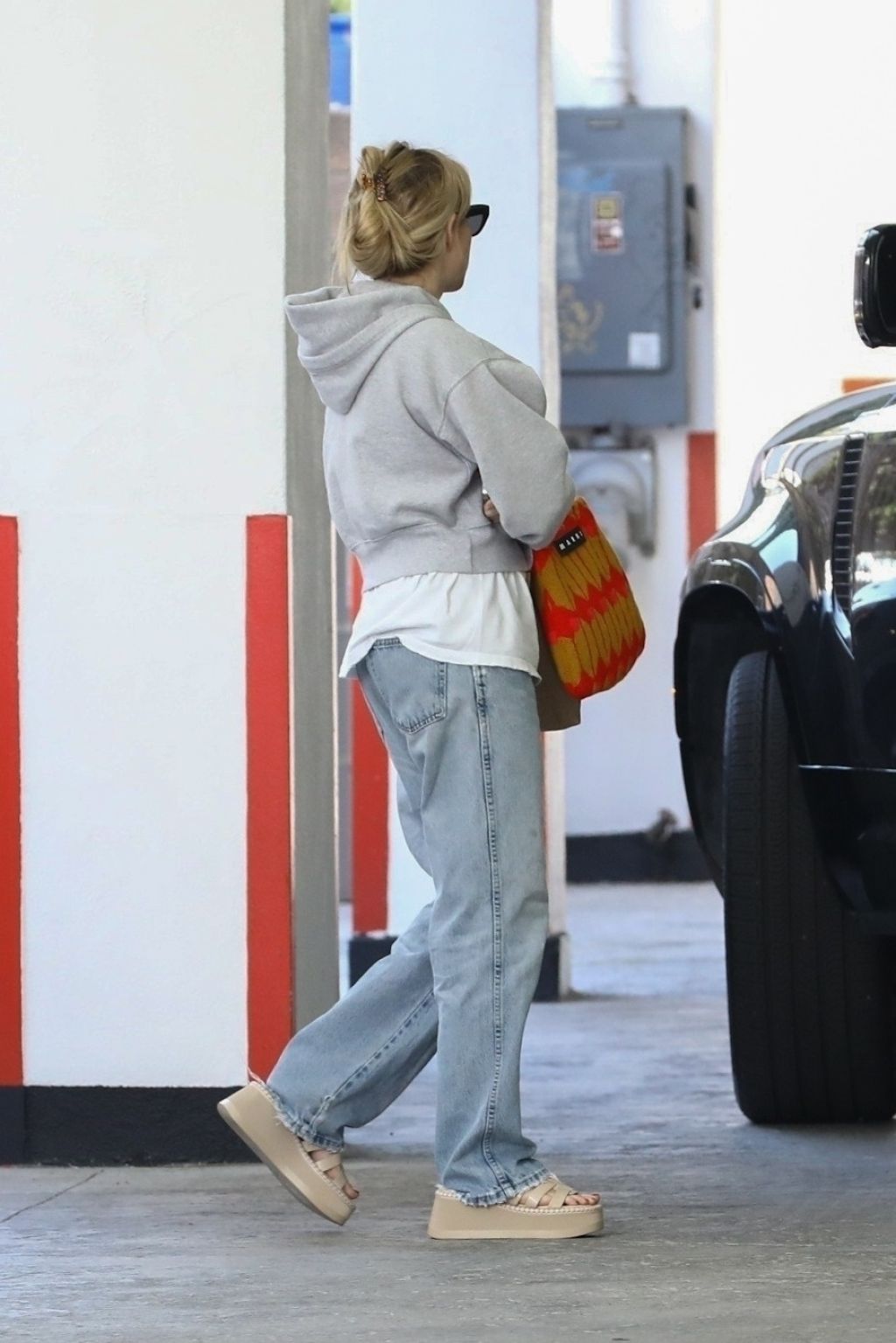 Emma Roberts Was Seen Casually Running Errands In Beverly Hills 04-18 