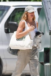Gisele Bündchen Out in Miami 04-20-2024