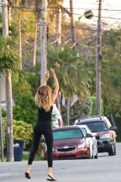 Gisele Bundchen Playing Volleyball in the Street in Miami 04-19-2024