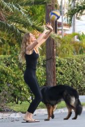Gisele Bundchen Playing Volleyball in the Street in Miami 04-19-2024