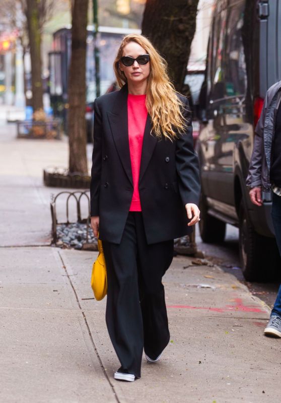 Jennifer Lawrence Street Style - NYC 04-12-2024