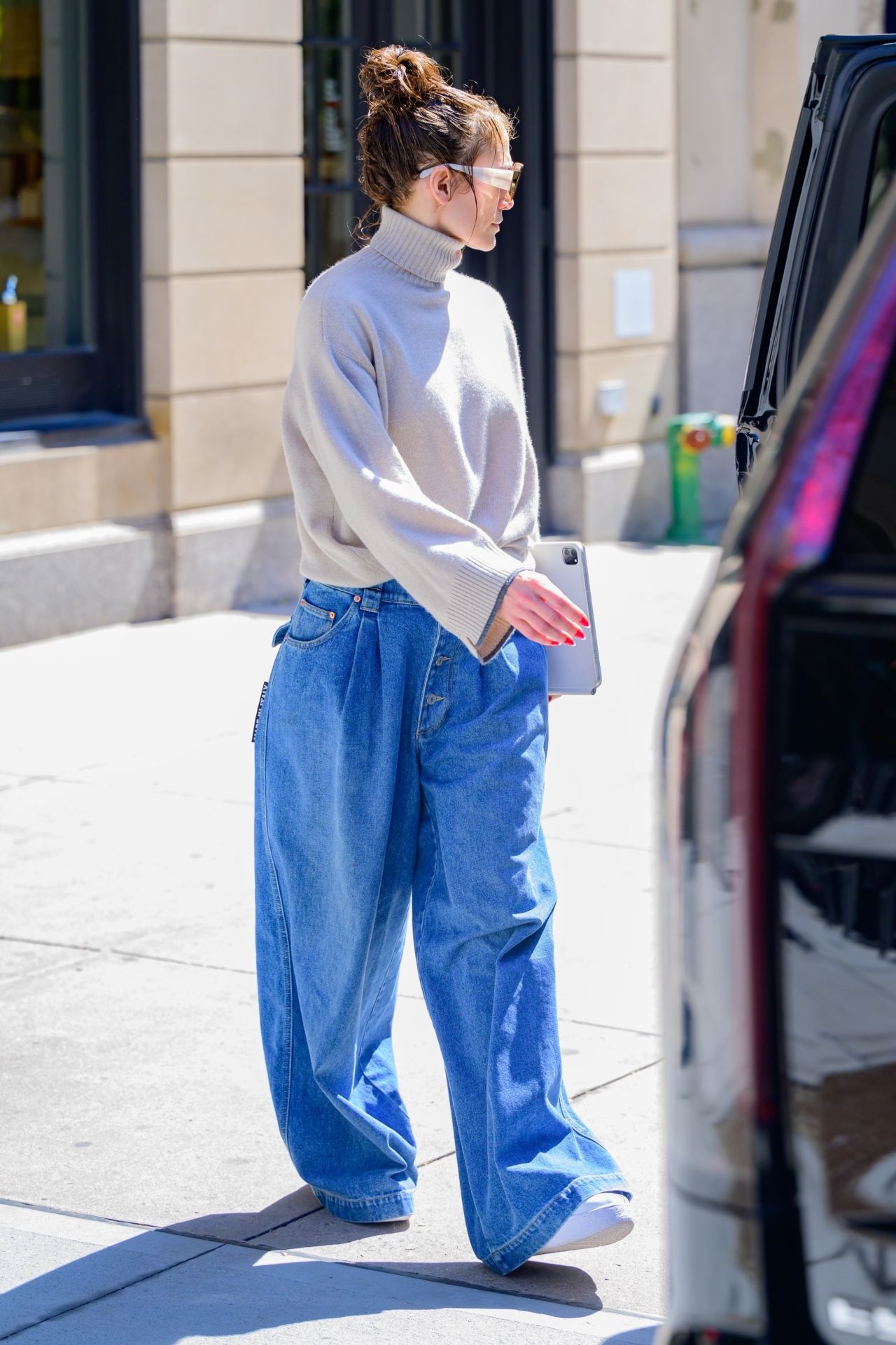 Jennifer Lopez Embraces Oversized Denim Trend with Gucci Jeans • CelebMafia