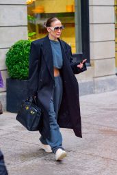 Jennifer Lopez Stuns in NYC: A Glimpse into Her Makeup-Free Outing 04/24/2024