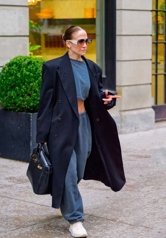 Jennifer Lopez Stuns in NYC: A Glimpse into Her Makeup-Free Outing 04/24/2024