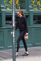Karlie Kloss in All-black Activewear in Manhattan 04-18-2024