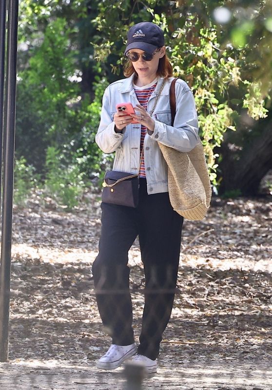 Kate Mara at Descanso Gardens for "Trees Talk" Exhibition 04/07/2024