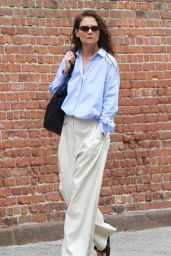 Katie Holmes Rocks a Stylish Classy Look in Manhattan’s SoHo Area 04-17-2024