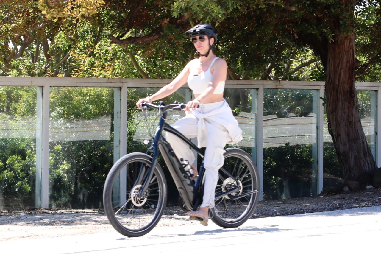 Lauren Silverman Bike Ride in Malibu 04/03/2024 • CelebMafia