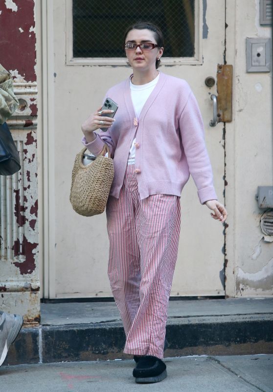 Maisie Williams Out in New York City 04-25-2024