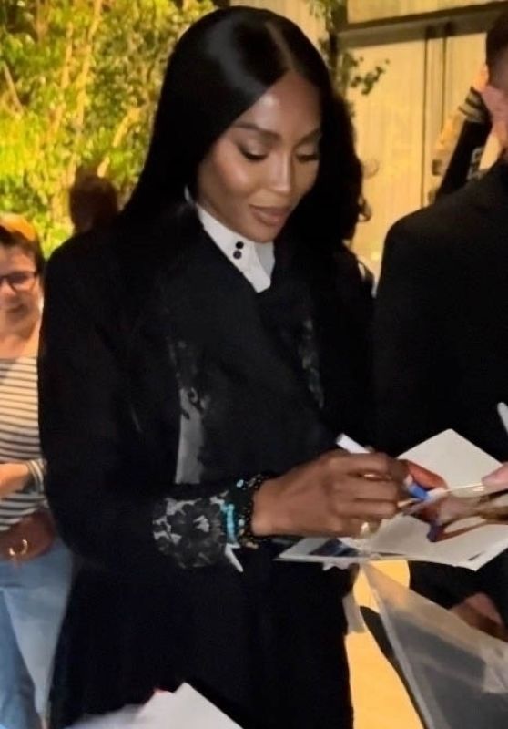 Naomi Campbell Kindly Schedule Time for Admirers in Hollywood 04-21-2024