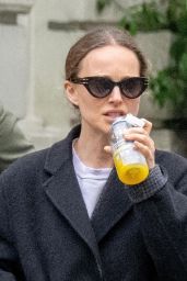 Natalie Portman Shopping at Planet Organic in West London 04-14-2024