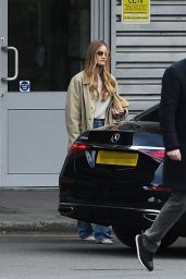 Rosie Huntington-Whiteley Street Style - West London 04-27-2024