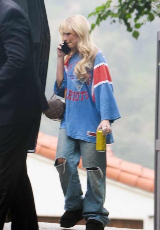 Sabrina Carpenter in Casual Outfit in Los Angeles 04-21-2024