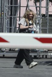 Sabrina Carpenter Out in Los Angeles 04-08-2024