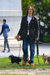 Sarah Paulson Stroll Through Central Park in New York 04-27-2024