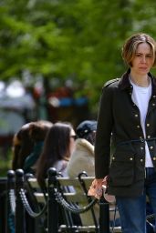 Sarah Paulson Stroll Through Central Park in New York 04-27-2024