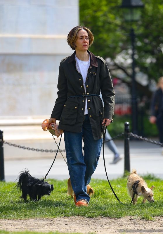 Sarah Paulson Stroll Through Central Park in New York 04-27-2024