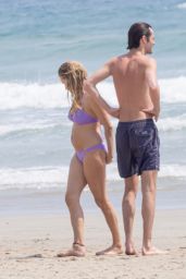 Sienna Miller Flaunts Her Bikini Physique While Vacationing in Costa Rica 04-17-2024