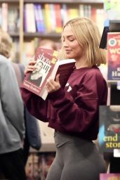 Tammy Hembrow Visits Her Local Bookstore in Gold Coast 04-16-2024