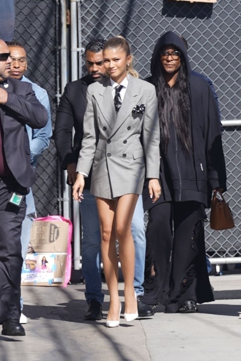 zendaya-arrives-at-jimmy-kimmel-live-in-los-angeles-04-18-2024-0.jpg (800×1200)