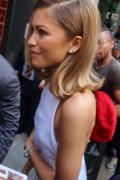 Zendaya Shows up for the Kelly Clarkson Show Taping in New York 04-23-2024