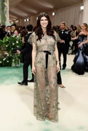 Alexandra Daddario Stuns with Serpentine Headpiece at 2024 Met Gala