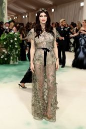 Alexandra Daddario Stuns with Serpentine Headpiece at 2024 Met Gala