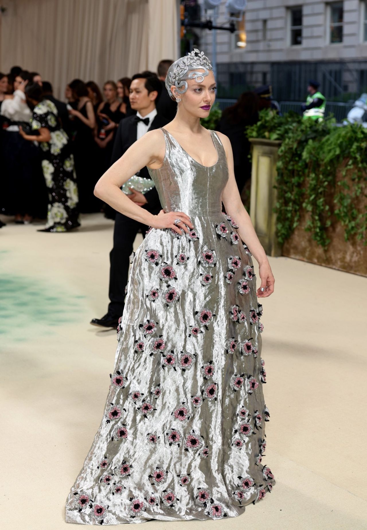 Amanda Seyfried's Stunning Met Gala 2024 Red Carpet Appearance and Hair ...