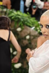 Doja Cat Stuns in Unconventional Met Gala Ensemble, Embracing the Theme with Daring Fashion Choices