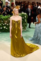 Elizabeth Debicki Stuns in Dior at Met Gala 2024