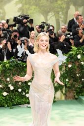 Elle Fanning Stuns in Ethereal Balmain Gown at the 2024 Met Gala