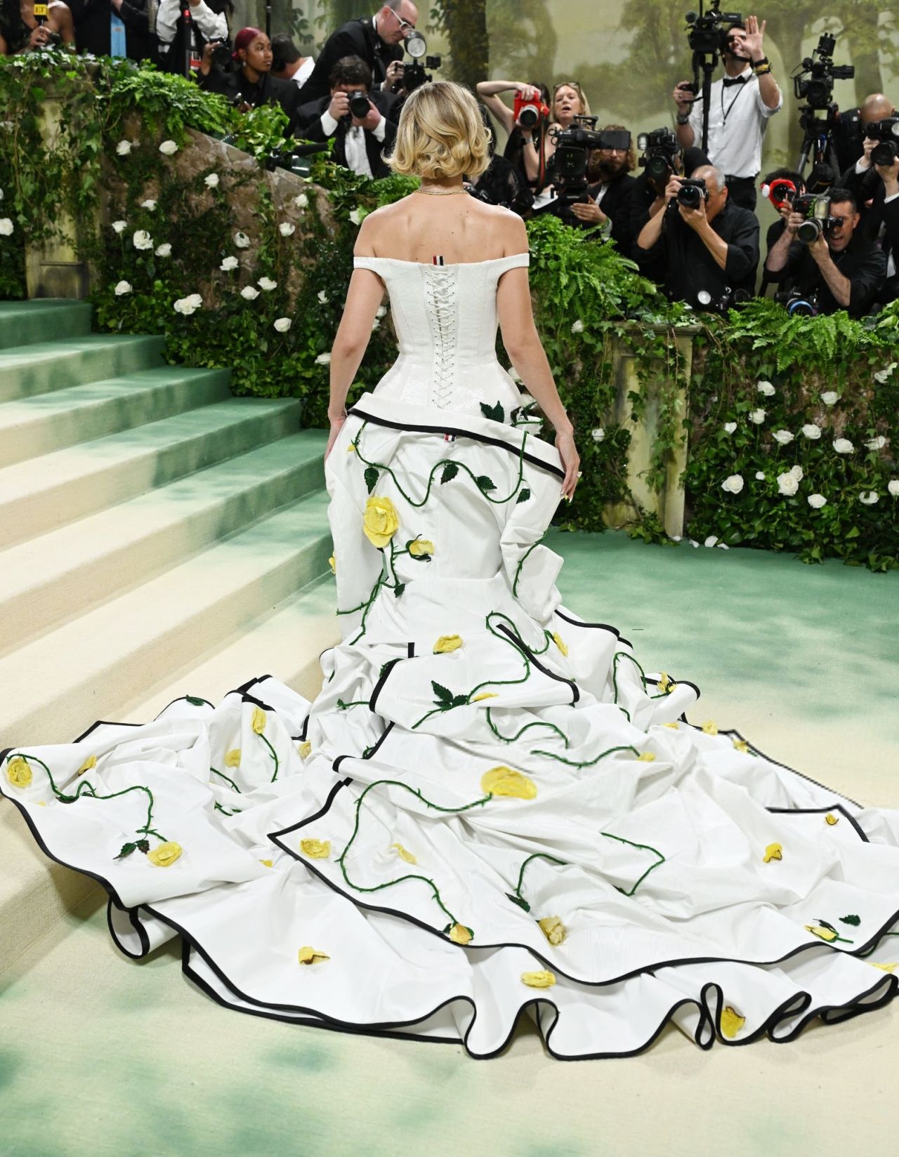 gigi-hadid-in-floral-gown-at-2024-met-gala-2.jpg (1280×1648)