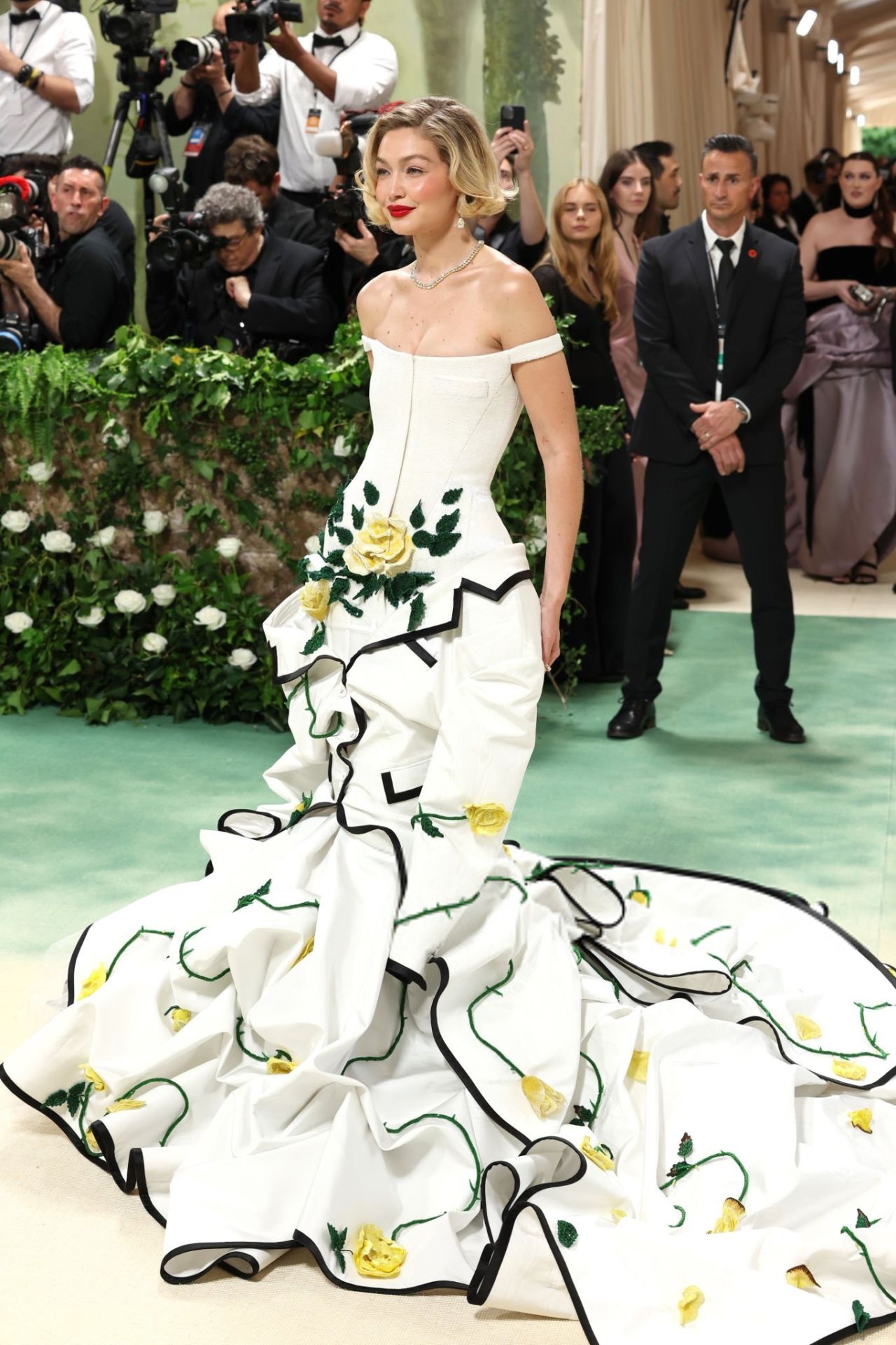 gigi-hadid-in-floral-gown-at-2024-met-gala-7.jpg (1280×1920)