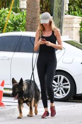 Gisele Bundchen Out in Miami 04-30-2024