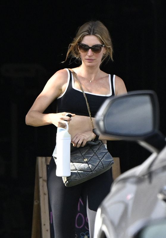 Gisele Bundchen Stuns in a Sports Bra and Leggings 05-08-2024