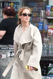 Jennifer Lawrence Wearing a Stylish Sports Outfit in New York 05-30-2024