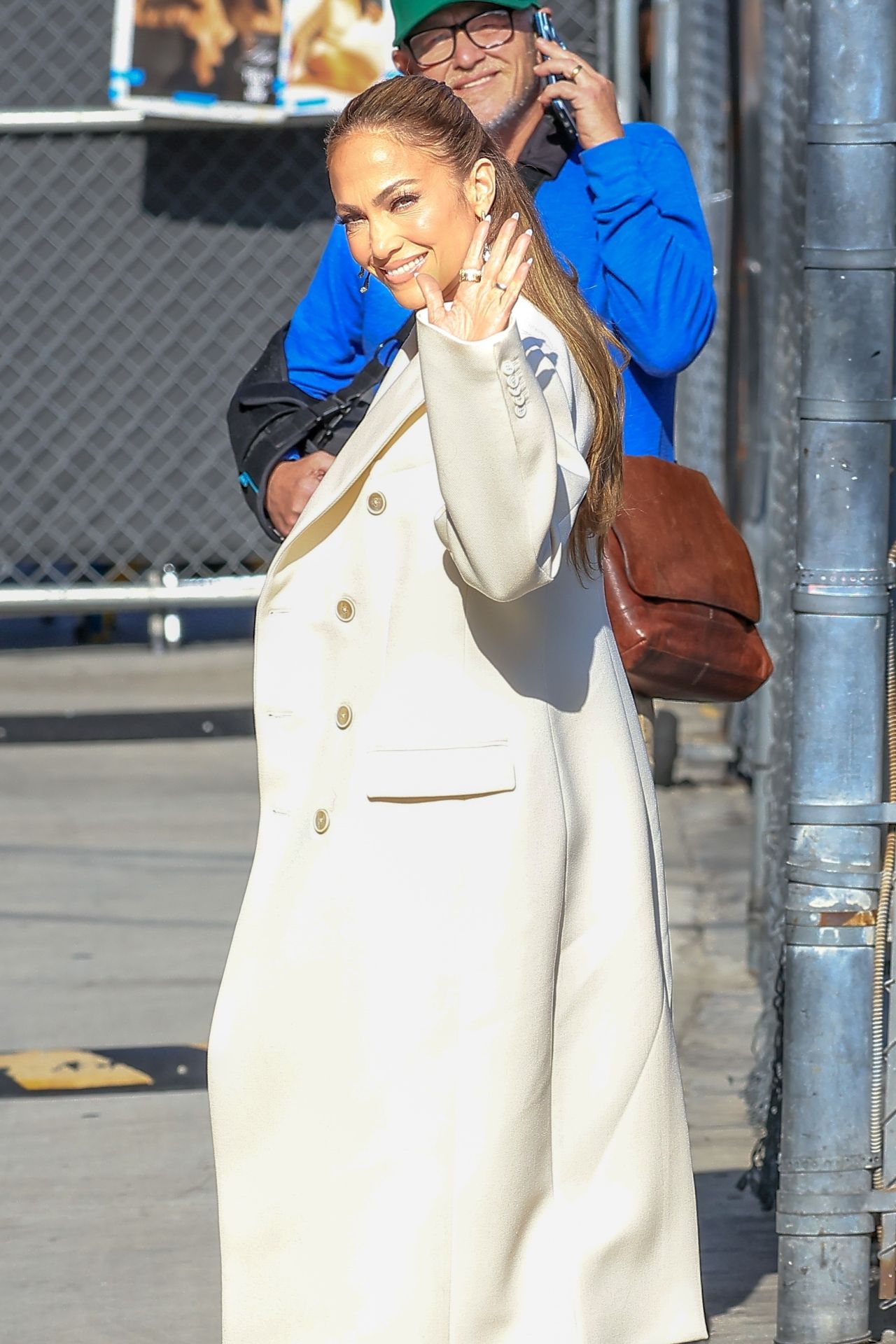 Jennifer Lopez in a Cream-colored Trenchcoat Arrives at Jimmy Kimmel ...