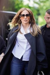 Jennifer Lopez Looks Fashionable as She Ventures Out in Paris 05-09-2024