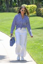 Jessica Alba Looks Fashionable in Beverly Hills 05-10-2024