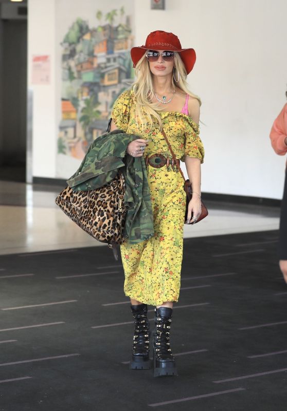 Jessica Simpson Arriving in Los Angeles 04-30-2024