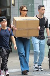 Katie Holmes Carrying a Big Box in New York 05-23-2024