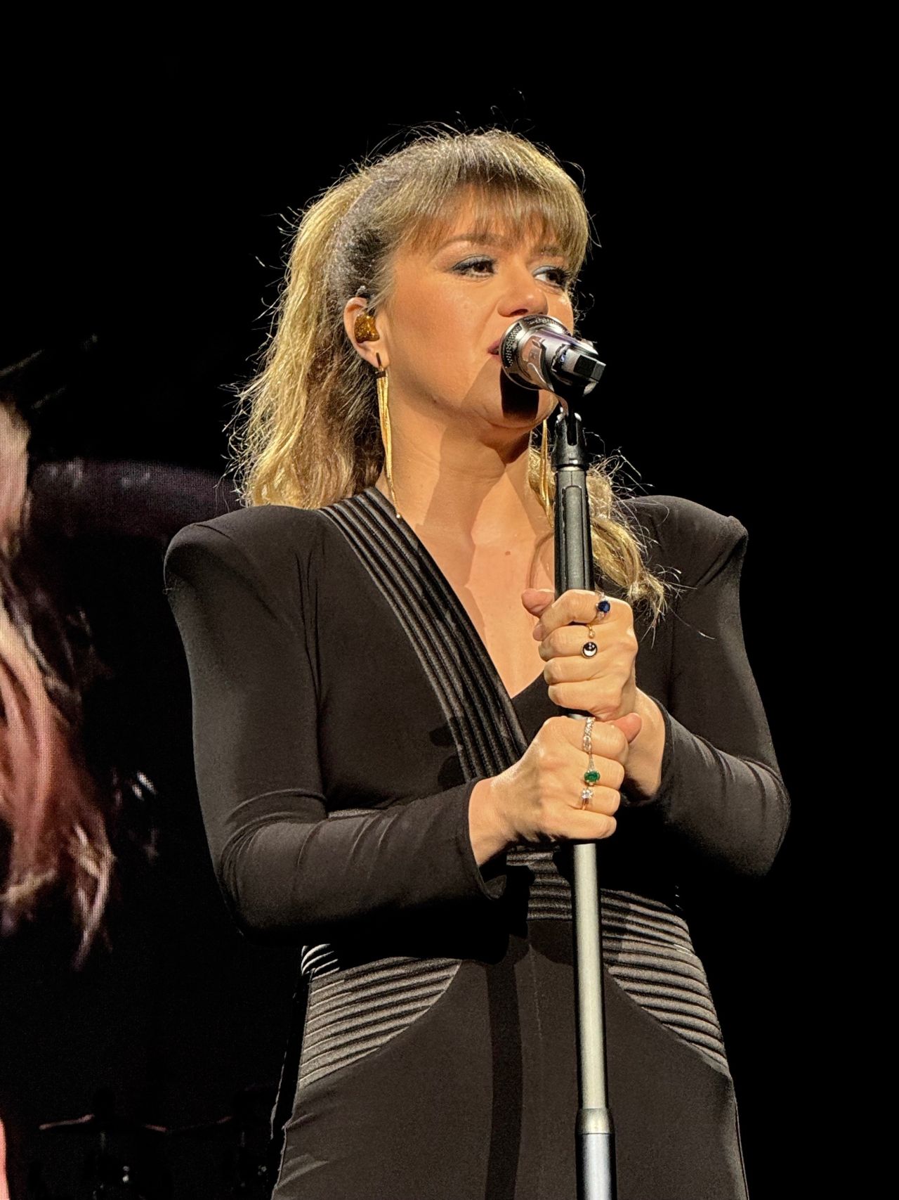 Kelly Clarkson Perform at the Hard Rock Live at Etess Arena in Atlantic ...